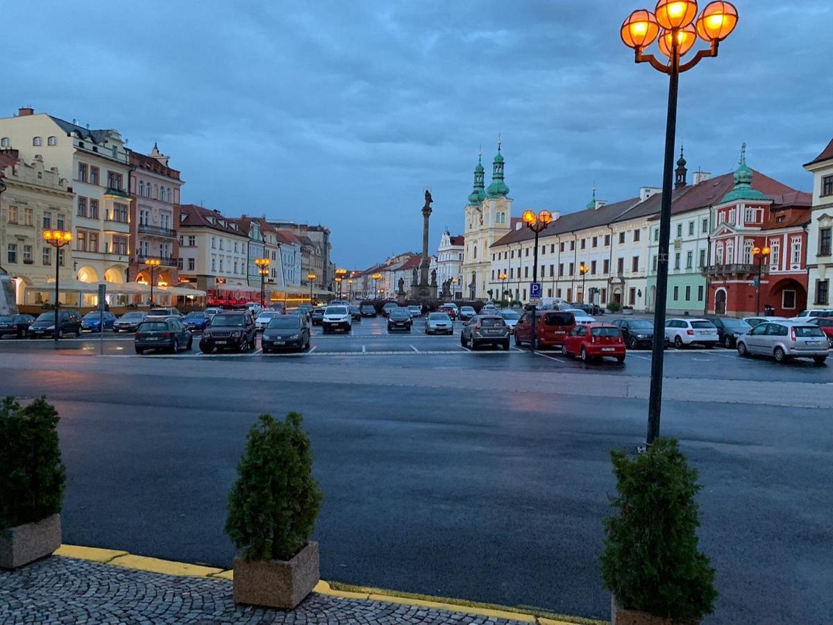Apartman V Centru Na Velkem Namesti Hradec Králové Exterior foto