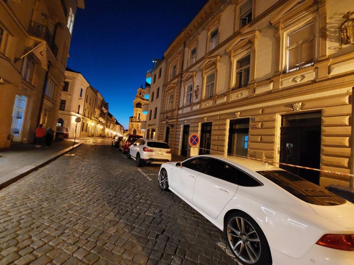 Apartman V Centru Na Velkem Namesti Hradec Králové Exterior foto
